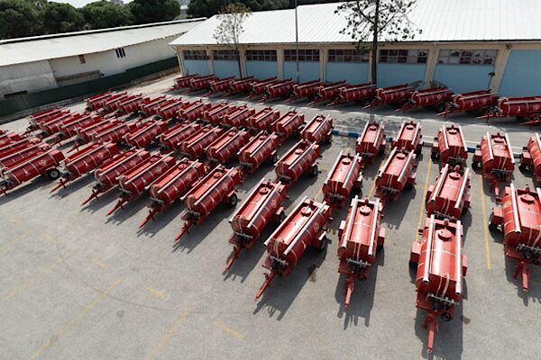 İzmir’de köylere dağıtılan tankerler yangınlara müdahale etti İzmir Büyükşehir Belediyesi’nin yangın riski yüksek bölgelerdeki muhtarlıklara dağıttığı su