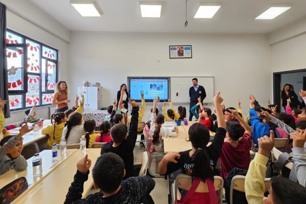 İzmir’de öğrencilere metro ve tramvay eğitimi İzmir Büyükşehir Belediyesi şirketi Metro A.Ş, öğrencileri metro ve tramvay