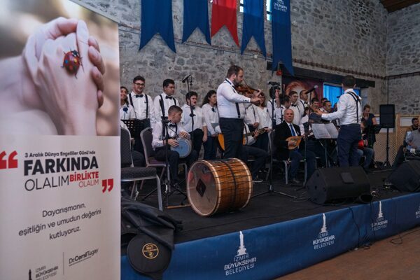 İzmir’de yaşayan engelli vatandaşlar, İzmir Büyükşehir Belediyesi Engelli Çalışmaları Şube