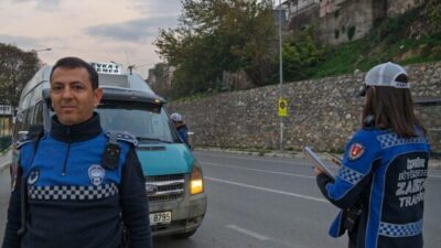 İzmir Büyükşehir Belediyesi Zabıta Dairesi Başkanlığı ekipleri, saha çalışmalarını günün