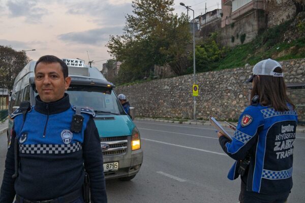 İzmir’de zabıta ekiplerinden dronlu takip İzmir Büyükşehir Belediyesi Zabıta Dairesi Başkanlığı ekipleri, saha çalışmalarını günün