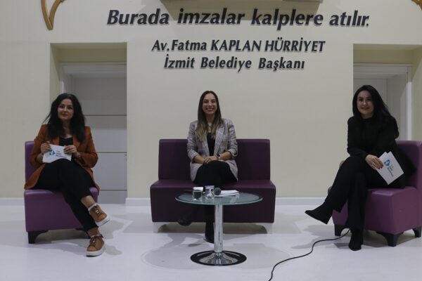 İzmit Belediyesi tarafından düzenlenen Dijital Dünyada Sağlıklı Çocuk Büyütmek panelinde