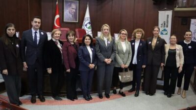 Moderatörlüğünü İzmit Belediyesi Başkan Yardımcısı Sibel Solakoğlu’nun yaptığı panelin konuşmacıları