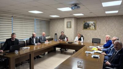 İzmit Belediye Başkanı Fatma Kaplan Hürriyet; Başkan Yardımcıları Cem Güler,