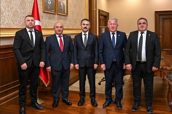 Kandıra Muhtarlar Derneği Başkanı Yüksel Horos, Aydınlık Mahalle Muhtarı İsmail Balaban, Çarşı