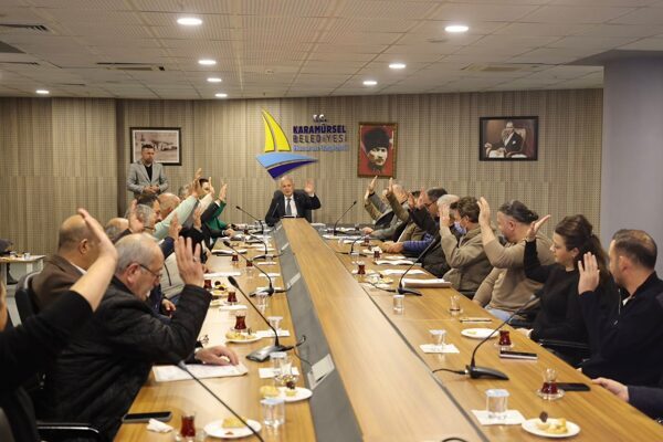 Toplantı, açılış ve yoklamanın ardından meclis tutanaklarının oylanmasıyla başladı. Gündem