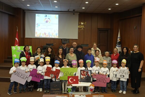 Kartal Belediyesi’ne bağlı kreşlerde 10 Aralık kapsamında etkinlikler düzenlendi Etkinlikler kapsamında, Kartal Belediyesi Çocuk Meclisi’nde bir toplantı gerçekleştirildi. 10