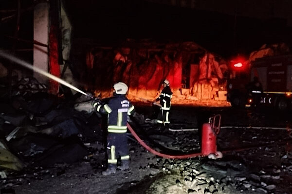 Kayseri itfaiyesi Kırıkkale’deki fabrika yangınına müdahale etti Kayseri İtfaiyesi, Kırıkkale’nin Yahşihan Organize Sanayi Bölgesi’nde bir kimya fabrikasında