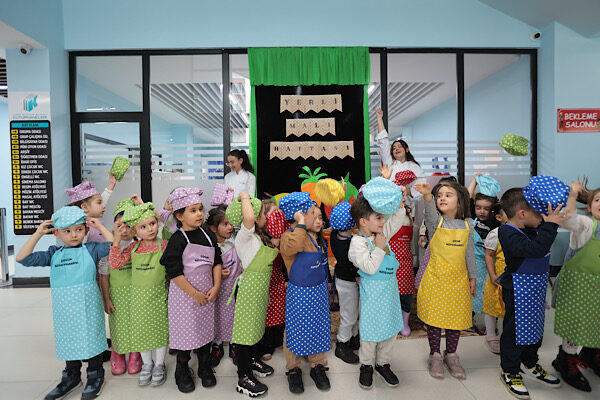 Kayseri’de minikler “Minik Şefler Mutfakta” etkinliğinde buluştu Kayseri Büyükşehir Belediyesi’nin çocuklara özel merkezlerinden Fuat Attaroğlu Çocuk Kütüphanesi