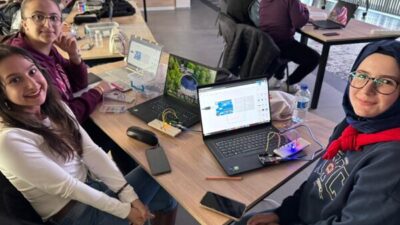 Kayseri Büyükşehir Belediyesi bünyesinde faaliyet gösteren Bilişim Akademisi, faaliyetlerini sürdürüyor.