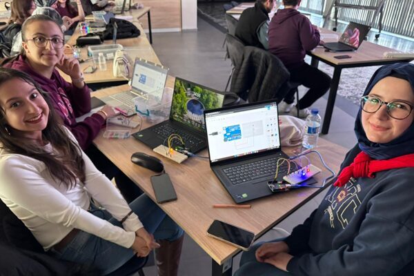 Kayseri’de ücretsiz bilişim dersleri başladı Kayseri Büyükşehir Belediyesi bünyesinde faaliyet gösteren Bilişim Akademisi, faaliyetlerini sürdürüyor.