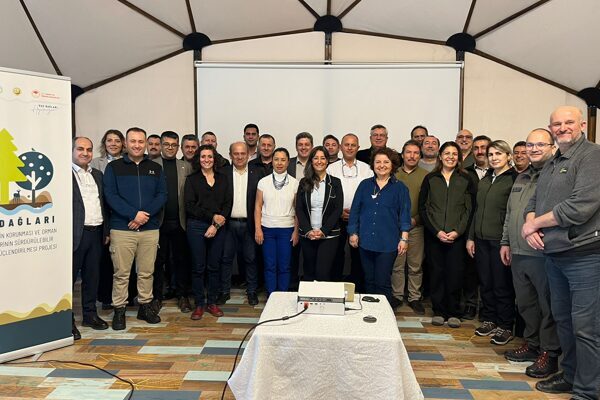 Mas Kazdağı Kamping’de gerçekleştirilen toplantıya, kamu kurumları, uluslararası kuruluşlar, yerel