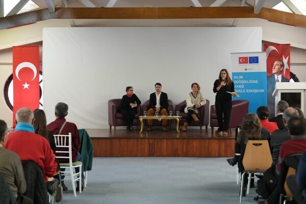 Eskişehir Haller Gençlik Merkezi’nde düzenlenen panelde, şehrin iklim değişikliğinin etkilerine