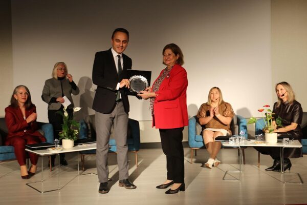 Kepez’de “Güçlü Kadınlar, Güçlü Yarınlar” konuşuldu Kepez Belediyesi ev sahipliğinde, Konyaaltı Lions Kulübü iş birliğiyle Antalya