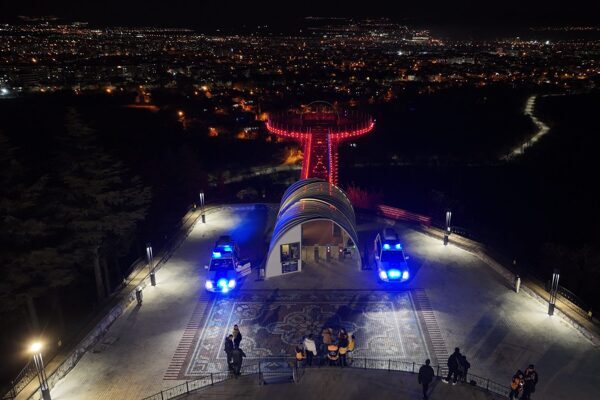 Isparta Belediyesi Kirazlıdere Sosyal Tesisleri önünde yer alan cam seyir