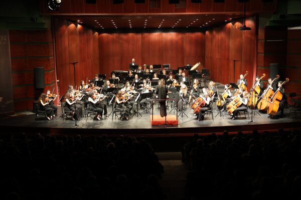 Klarinet Konçertosu’nun dünya prömiyeri Eskişehir’de gerçekleşti Konserin ilk bölümünde R. Wagner’in Rienzi Uvertürü seslendirildi. Ardından fagot