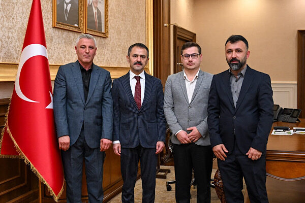 Kocaeli Valisi  Aktaş, Kocaeli Kartepe Giresunlular Derneği Başkanı Şalcı, Başkan