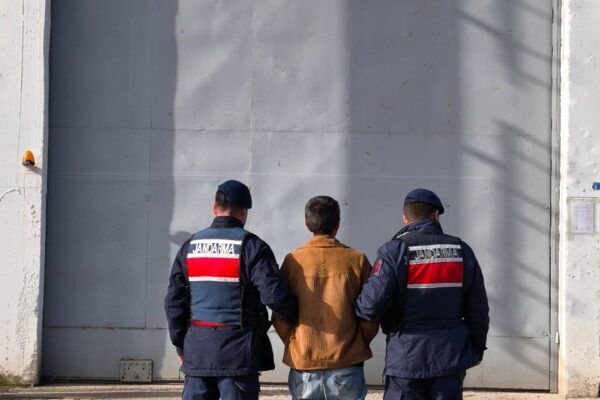 Kocaeli İl Jandarma Komutanlığınca aranan şahısların yakalanmasına yönelik operasyonlar düzenlendi.