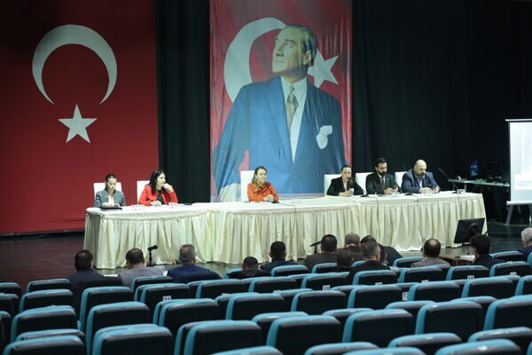 Konak Belediye Meclisi, bu yılın son toplantısı için bir araya geldi Konak Belediye Başkanı Nilüfer Çınarlı Mutlu, 2026 yılı için barış,