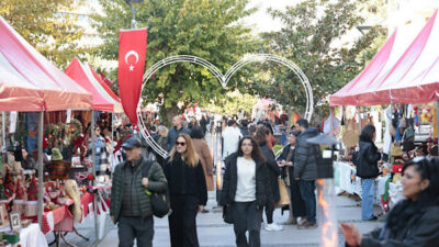 Konak Belediyesi’nin yılbaşı öncesinde geleneksel hale getirdiği Yeni Yıl El
