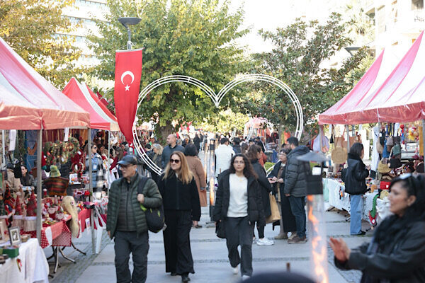 Konak’ta Yeni Yıl El Emeği Kermesi başladı Konak Belediyesi’nin yılbaşı öncesinde geleneksel hale getirdiği Yeni Yıl El