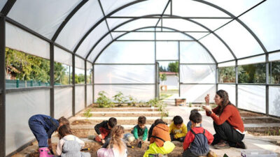 Konyaaltı Belediyesi’nin hizmete açtığı Doğa Çocuk Enstitüsü’nde, çocukların doğayla bağ