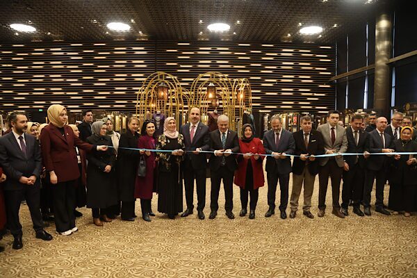 Konya’da 17. Altın Dokunuşlar Festivali ve Gazze Kermesi açıldı Konya Büyükşehir Belediyesi Meslek Edindirme Kursları (KOMEK) tarafından “İpek Yolu”