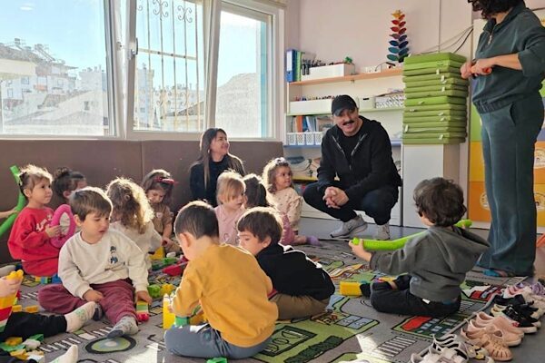 Kotan’dan Gündüz Bakımevi’ne ziyaret Konyaaltı Belediye Başkanı Kotan, yürüyerek sürdürdüğü saha ziyaretleri kapsamında Konyaaltı