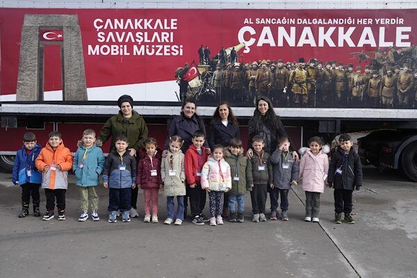 Kreş öğrencileri Çanakkale Savaşları Mobil Müzesi’ni ziyaret etti Çanakkale Savaşı’nın kültürel ve manevi değerlerini gelecek kuşaklara aktarmak amacıyla