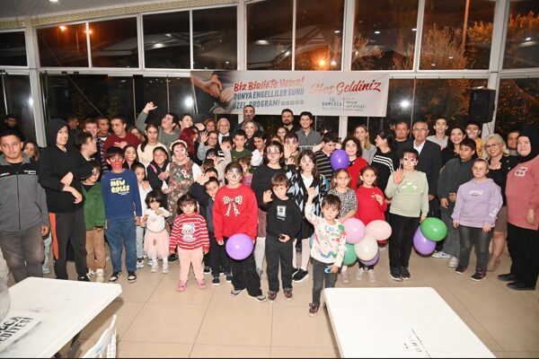 Etkinliğe Kumluca Belediye Başkanı Mesut Avcıoğlu, İlçe Jandarma Komutanı Binbaşı