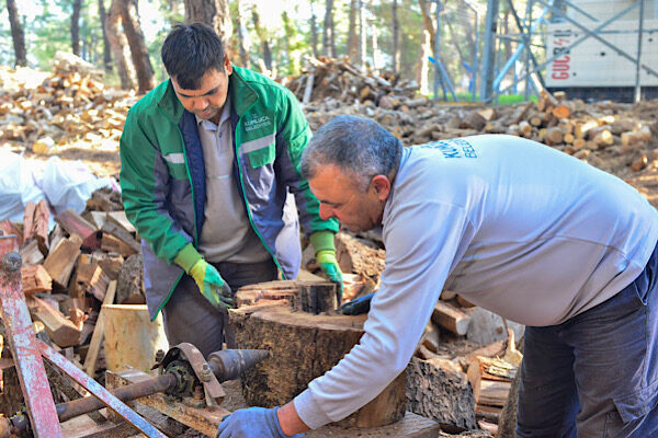 Kumluca Belediyesi, yaklaşan kış mevsimi öncesinde ihtiyaç sahibi ailelere yakacak