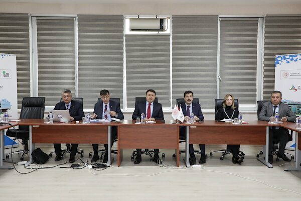 Kütahya Valisi Musa Işın’ın başkanlığında, Kütahya Belediye Başkanı Eyüp Kahveci,