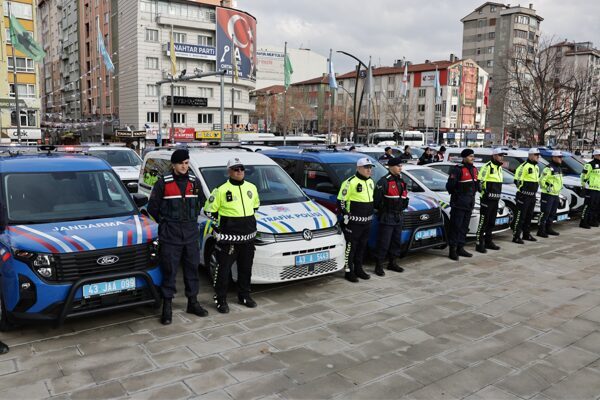 Kütahya’da Emniyet ve Jandarma teşkilatının araç filosu güçlendirildi Kütahya Belediye Başkanı Eyüp Kahveci, envantere kazandırılan 78 adet yeni