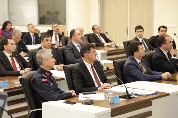 Kütahya Valiliği Toplantı Salonu’nda gerçekleştirilen toplantıda, şehirdeki sahipsiz hayvanların yaşam