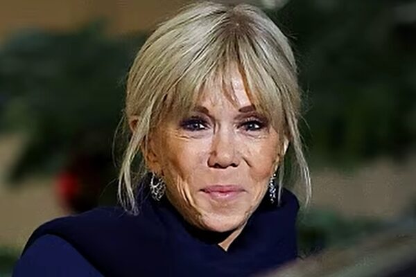 Macron’un eşinin feminist göstericilere hakareti tepkiyle karşılandı Fransa'nın First Lady'si, Paris'te Ary Abittan'ın tiyatro gösterisini bozan kadınlara