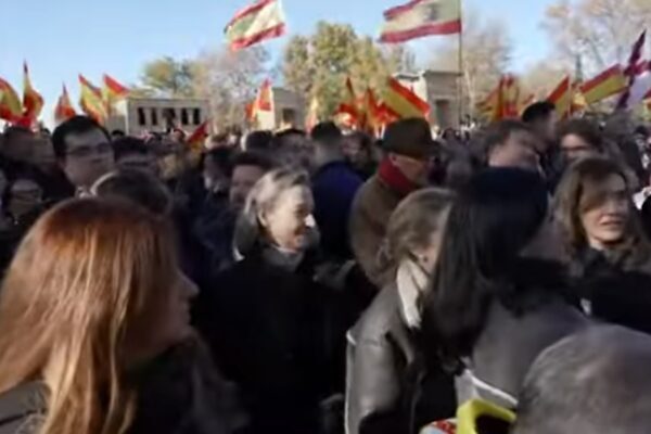 Ülkenin sosyalist başbakanı Pedro Sanchez, ailesi, partisi ve yönetimiyle ilgili