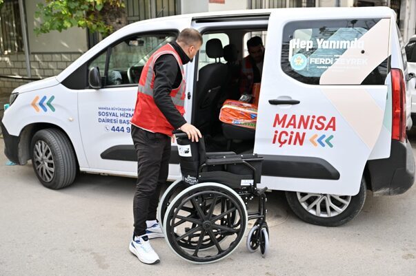 Manisa Büyükşehir Belediyesi’nden medikal malzeme desteği Büyükşehir Belediyesi tarafından engelli vatandaşlara hasta yatağı, akülü tekerlekli sandalye,