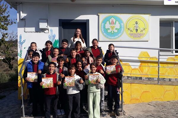 Manisa Gölmarmara’daki Arıcılık Eğitim ve Ana Arı Üretim Merkezi, arıların