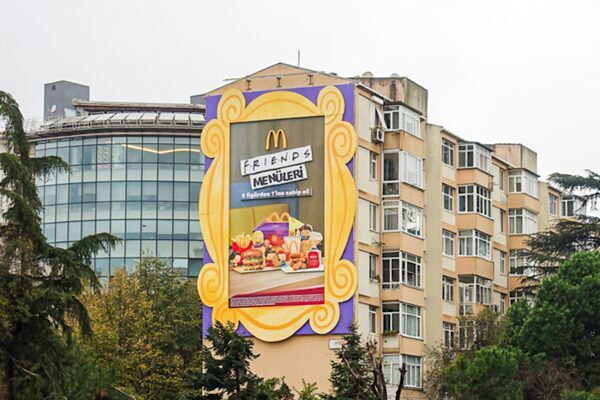 McDonald’s Türkiye’den Friends hayranlarına özel menüler ve koleksiyon figürleri McDonald’s Türkiye, sevilen lezzetlerini bu kez dünyanın en çok izlenen