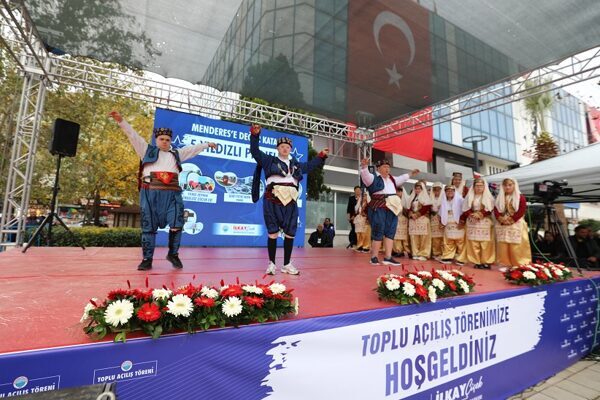 Açılış programı Menderes Meydan’da gerçekleşti. Toplu açılış törenine Cumhuriyet Halk