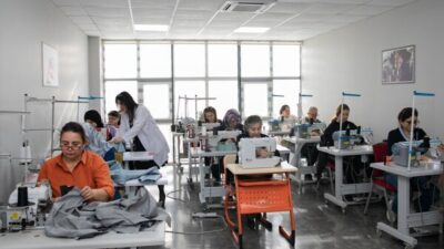 Haftanın 6 günü çalışan atölyelerde, 5 grup halinde eğitim veriliyor.