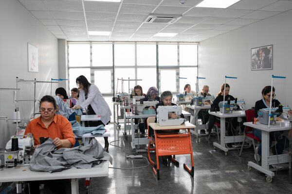 Mersin Büyükşehir Belediyesi’nden giyim üretim kursu Haftanın 6 günü çalışan atölyelerde, 5 grup halinde eğitim veriliyor.