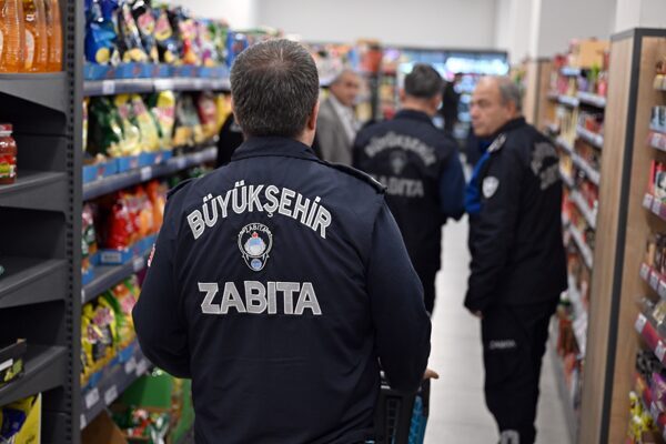 Mersin’de marketlere yönelik denetimler sürüyor Mersin Büyükşehir Belediyesi Zabıta Dairesi Başkanlığı’na bağlı Denetleme Zabıta Şube