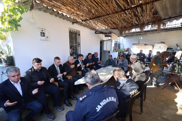 Muğla Valisi Akbıyık, şehit Emrah Kuran’ın ailesini ziyaret etti Muğla Valisi İdris Akbıyık, Azerbaycan'dan Türkiye'ye dönüşü esnasında Gürcistan-Azerbaycan sınırında