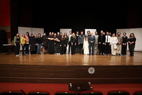 Muğla’da “Umut” adlı tiyatro oyunu sahnelendi Muğla Büyükşehir Belediyesi, bağımlılıkla mücadele kapsamında kültür ve sanat temelli