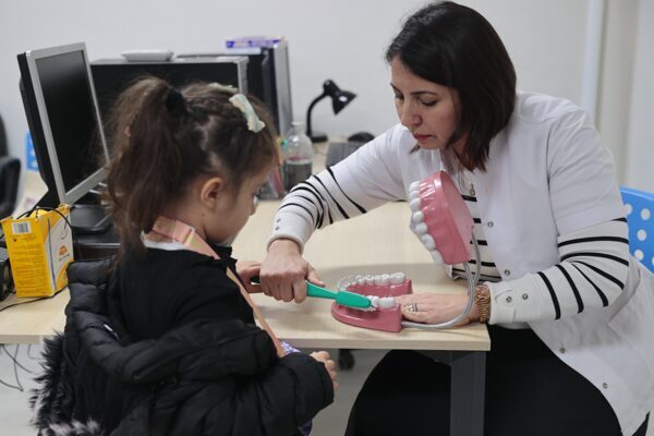 Mutlu Çocuklar Oyun Evleri öğrencileri, diş sağlığı eğitimi aldı Tüm oyun evlerinin sırayla katılacağı eğitim programının ilkine Toros Sosyal