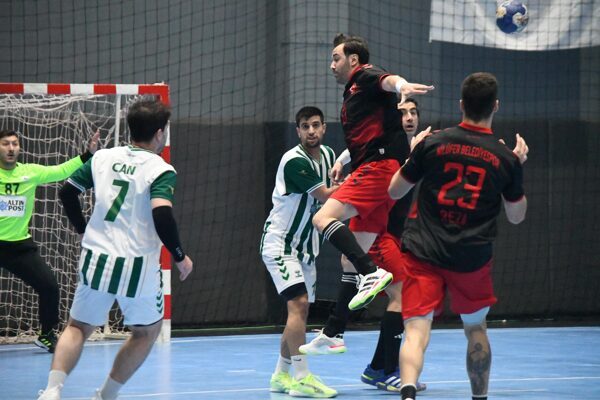 Ardventure Erkekler Süper Ligi’nin 14’üncü haftasına ait erteleme maçında kendi