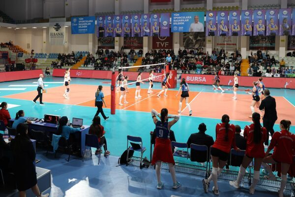 Nilüfer Belediyespor Eker Kadın Voleybol Takımı, galibiyet elde etti Vodafone Sultanlar Ligi’nin 10. haftasında Nilüfer Belediyespor Eker, İlbank Spor