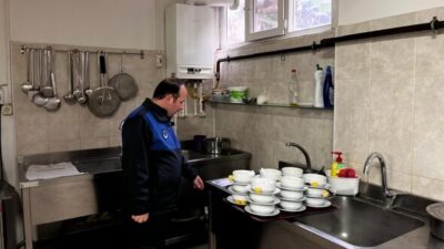 Zabıta ekipleri, özellikle mutfak bölümlerinin düzeni, kullanılan malzemelerin saklama koşulları,