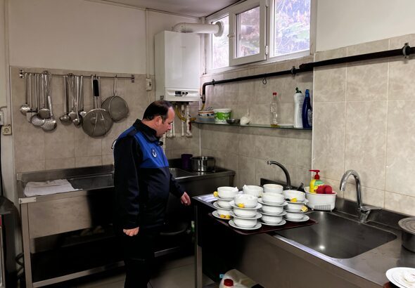 Zabıta ekipleri, özellikle mutfak bölümlerinin düzeni, kullanılan malzemelerin saklama koşulları,